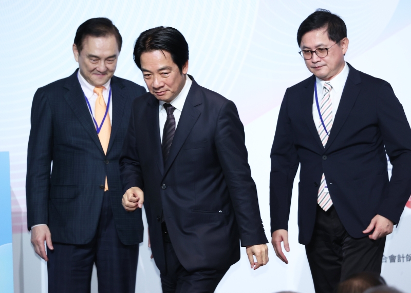 民進(jìn)黨智庫(kù)副董事長(zhǎng)童子賢（左）、臺(tái)灣地區(qū)準(zhǔn)領(lǐng)導(dǎo)人賴(lài)清德（中）。（圖源：臺(tái)灣《聯(lián)合報(bào)》）