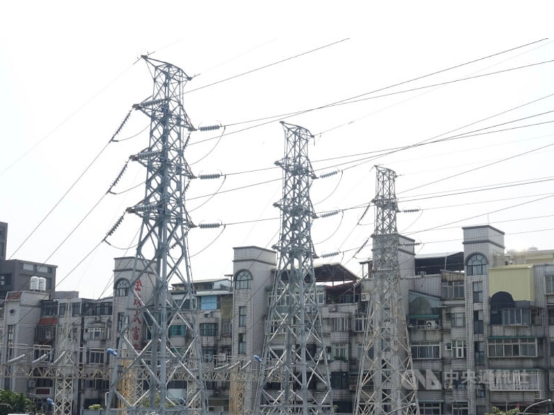 圖為臺(tái)灣新北市區(qū)一處高壓電塔。（圖源：臺(tái)灣“中央社”）