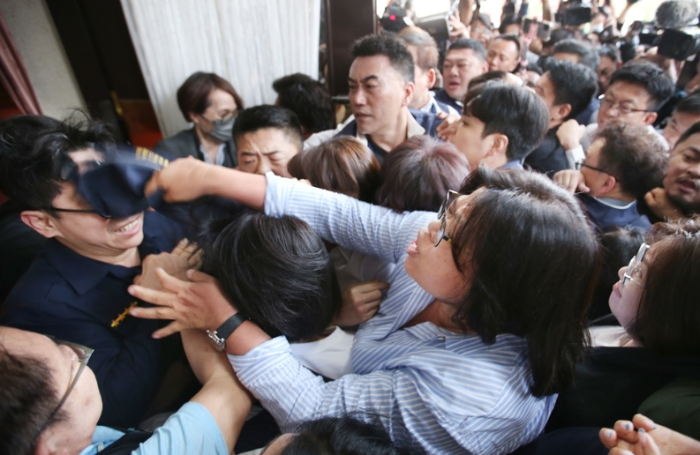 沖突現(xiàn)場連臺立法機構的駐衛(wèi)警員（左）都遭池魚之殃遭到攻擊