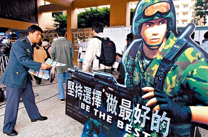 ？臺(tái)軍義務(wù)役又有逃兵！ 役男拒回營(yíng)駕車(chē)逃逸_1716864847123