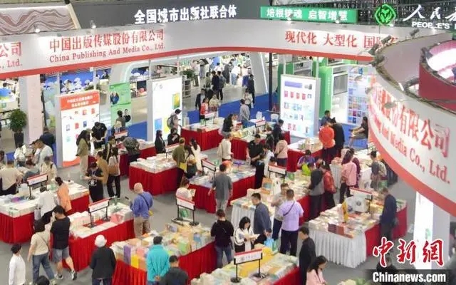 5月17日，東北書博會在長春開幕，吸引大量讀者前往購書。　劉棟 攝.webp.jpg