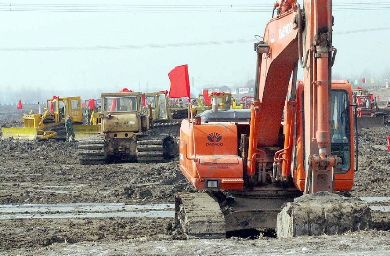 2002年12月27日，南水北調(diào)東線工程正式開工，工程機(jī)械在位于江蘇揚(yáng)州寶應(yīng)縣的潼河工地上投入施工。（圖源：新華社）