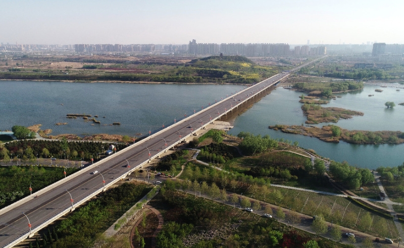 河北石家莊滹沱河景色（2021年4月13日攝，無人機(jī)照片）。滹沱河是石家莊的母親河，干涸幾十年的滹沱河重現(xiàn)生機(jī)，正是南水北調(diào)工程生態(tài)補(bǔ)水的結(jié)果。（圖源：新華社）