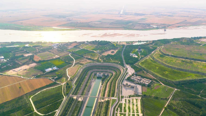 這是跨越黃河的南水北調(diào)中線穿黃工程（2020年5月26日攝，無人機(jī)照片）。（圖源：新華社）