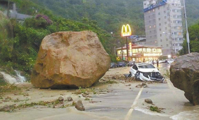 基隆市2013年因?yàn)榕_(tái)風(fēng)，造成該路段巨石崩落