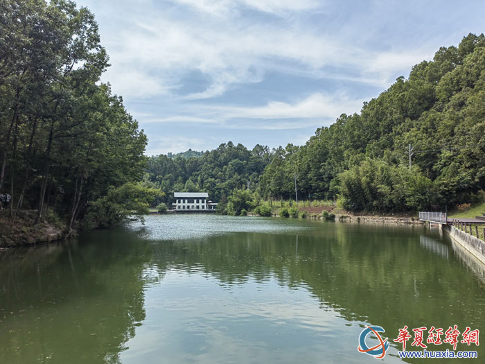 城關(guān)鎮(zhèn)草池灣美景。