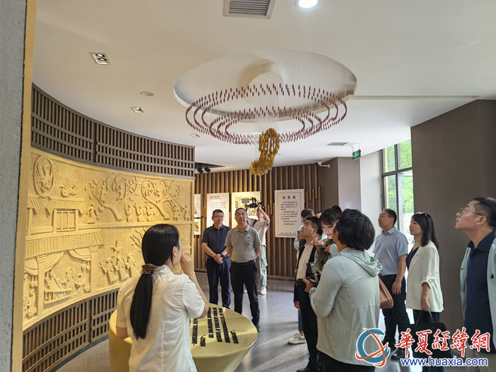 參訪團(tuán)一行走進(jìn)石泉縣鎏金銅蠶展覽館，了解桑蠶歷史與延續(xù)傳承。