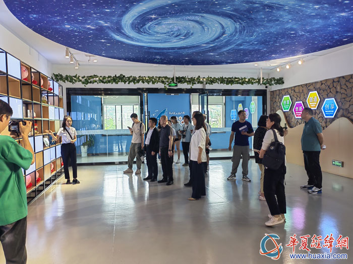 采訪團一行參訪恒口示范區(qū)毛絨玩具文創(chuàng)產(chǎn)業(yè)基地。