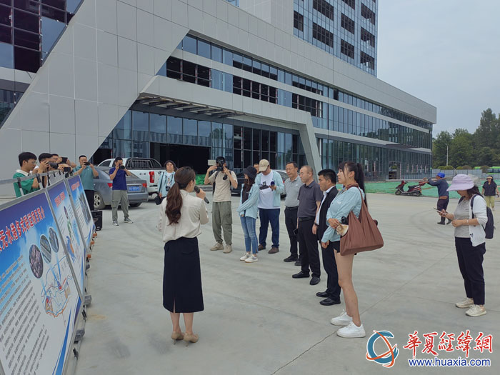 在安康無水港建設(shè)項目工地，采訪團一行認真傾聽項目介紹。