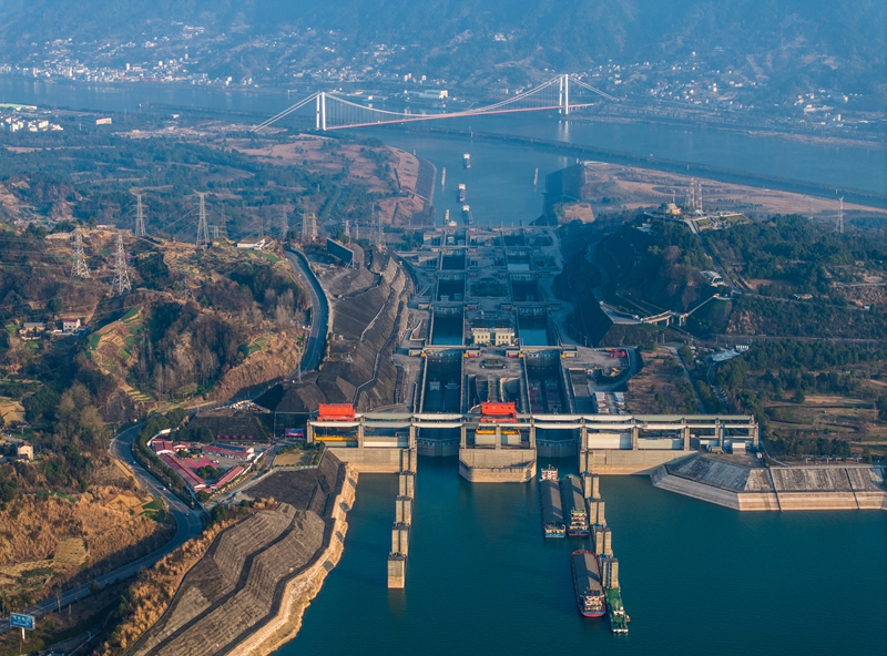 2024年1月11日，在湖北省宜昌市，船舶有序通過三峽雙線五級船閘（無人機照片）。（圖源：新華社）