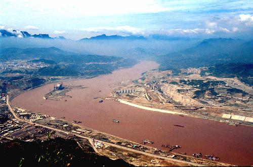 1997年10月上旬拍攝的三峽工地全景圖。當年，三峽工程成功實現(xiàn)大江截流，工程順利轉(zhuǎn)入二期施工。（圖源：新華社）