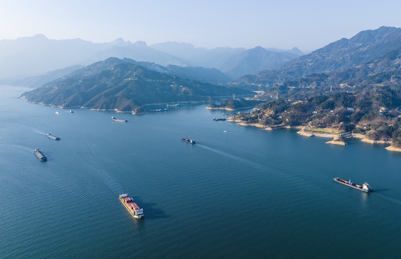 2024年1月11日，船舶行駛在三峽大壩上游湖北省宜昌市秭歸縣水域（無人機照片）。（圖源：新華社）