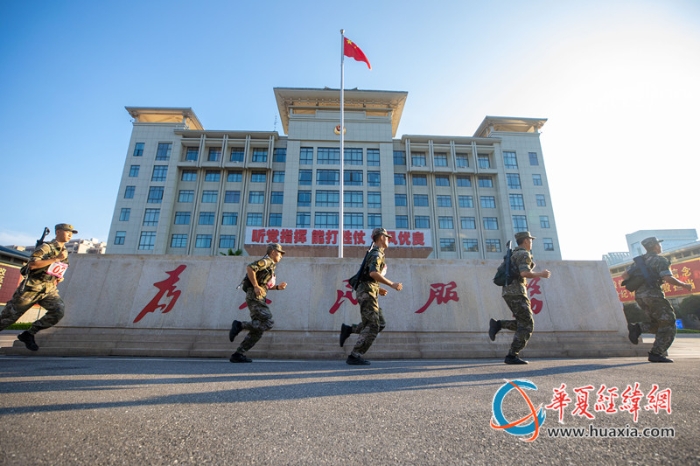 9、2024年7月5日，武警廣西總隊(duì)桂林支隊(duì)召開(kāi)軍人運(yùn)動(dòng)會(huì)暨創(chuàng)破紀(jì)錄比武競(jìng)賽。圖為參賽官兵們正在進(jìn)行五公里武裝越野競(jìng)賽。（施晨洲 攝）_副本