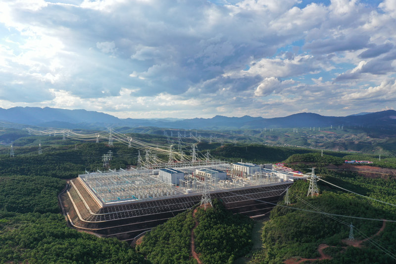 這是2020年6月9日拍攝的烏東德電站送電廣東廣西特高壓多端柔性直流示范工程云南送端昆北換流站（無人機(jī)照片）。（圖源：新華社）