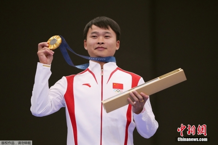 北京時間7月28日，中國選手謝瑜在巴黎奧運會男子10米氣手槍的決賽中后來居上，打出240.9環(huán)的成績，為中國隊奪取本屆奧運會的第三枚金牌。圖為謝瑜展示金牌。