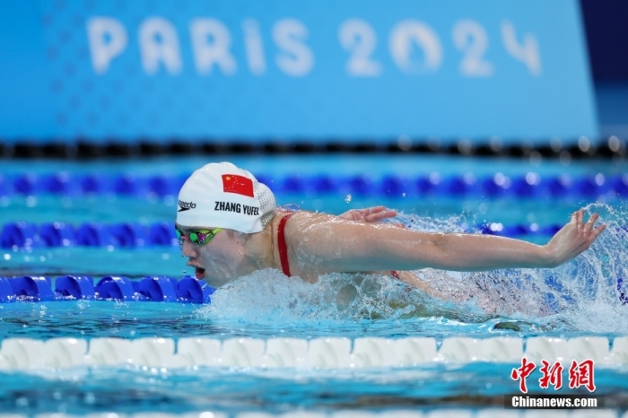 當?shù)貢r間7月28日，在巴黎奧運會游泳女子100米蝶泳決賽中，中國選手張雨霏以56秒21的成績奪得銅牌。圖為張雨霏在比賽中。<a target='_blank' href='/'>中新社</a>記者 富田 攝