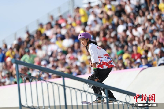 當?shù)貢r間7月28日，巴黎奧運會滑板女子街式賽決賽在巴黎協(xié)和廣場進行，中國14歲小將崔宸曦以241.56分的成績排名第四，創(chuàng)中國滑板奧運最好成績。圖為崔宸曦在比賽中。<a target='_blank' href='/'>中新社</a>記者 盛佳鵬 攝