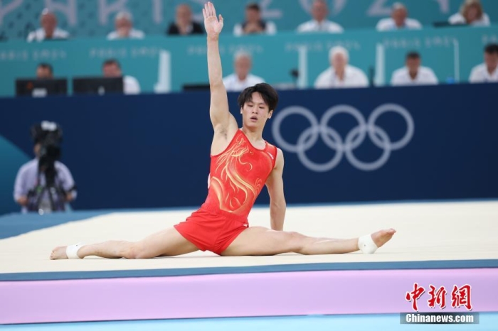 當(dāng)?shù)貢r間7月29日，巴黎奧運(yùn)會體操男子團(tuán)體決賽在貝爾西體育館舉行，由鄒敬園、張博恒、劉洋、肖若騰、蘇煒德組成的中國隊獲得銀牌。圖為中國隊選手蘇煒德在自由操比賽中。<a target='_blank' href='/'>中新社</a>記者 盛佳鵬 攝