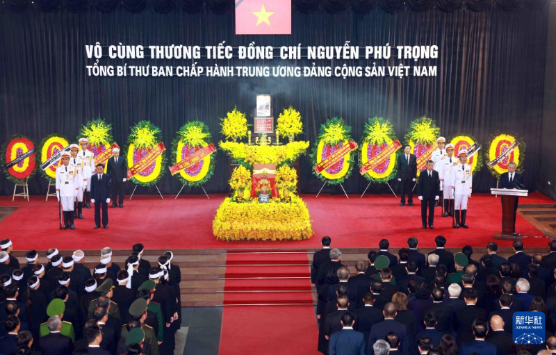這是7月26日在越南河內(nèi)國(guó)家殯儀館拍攝的追悼會(huì)現(xiàn)場(chǎng)。（圖源：新華社）