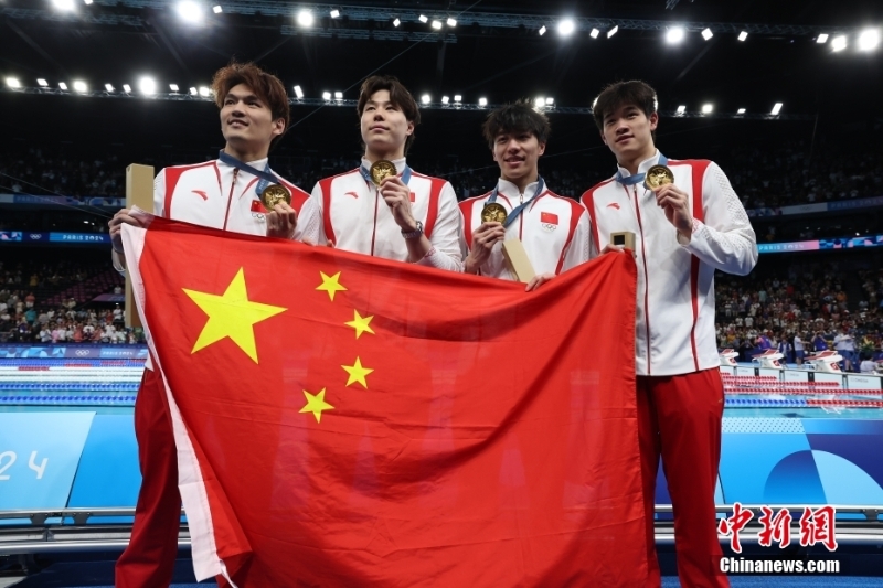 當?shù)貢r間8月4日，在巴黎奧運會游泳項目男子4x100米混合泳接力決賽中，由徐嘉余、覃海洋、孫佳俊、潘展樂組成的中國隊奪得金牌。圖為徐嘉余、覃海洋、孫佳俊、潘展樂（從左至右）展示獎牌。