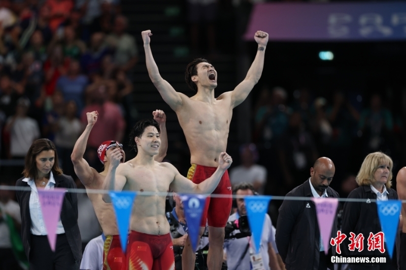 當?shù)貢r間8月4日，在巴黎奧運會游泳項目男子4x100米混合泳接力決賽中，由徐嘉余、覃海洋、孫佳俊、潘展樂組成的中國隊奪得金牌。圖為中國隊選手在奪冠后慶祝。
