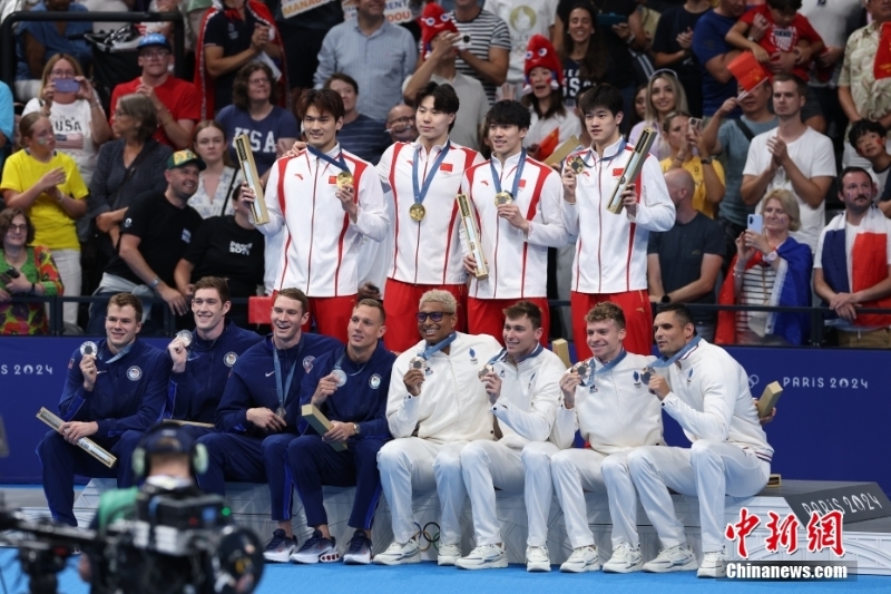 當?shù)貢r間8月4日，在巴黎奧運會游泳項目男子4x100米混合泳接力決賽中，由徐嘉余、覃海洋、孫佳俊、潘展樂組成的中國隊奪得金牌。圖為獲獎運動員合影。