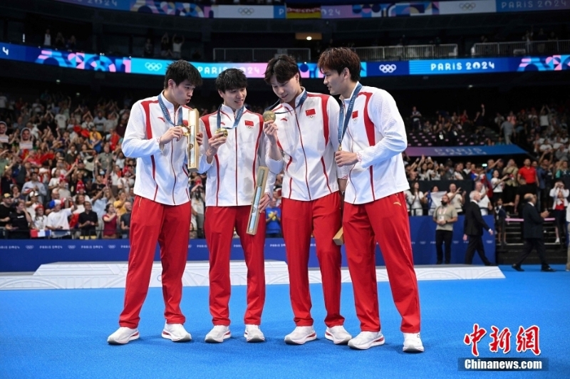 當?shù)貢r間8月4日，在巴黎奧運會游泳項目男子4x100米混合泳接力決賽中，由徐嘉余、覃海洋、孫佳俊、潘展樂組成的中國隊奪得金牌。