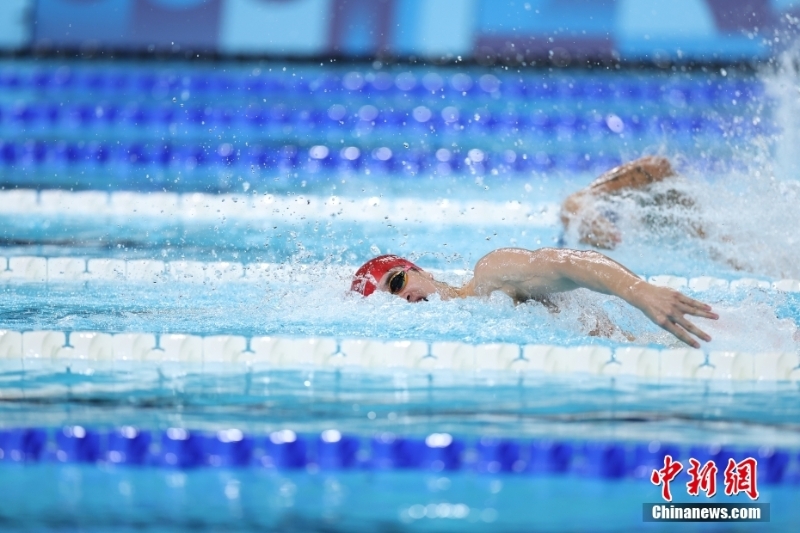 當?shù)貢r間8月4日，在巴黎奧運會游泳項目男子4x100米混合泳接力決賽中，由徐嘉余、覃海洋、孫佳俊、潘展樂組成的中國隊奪得金牌。圖為潘展樂在比賽中。