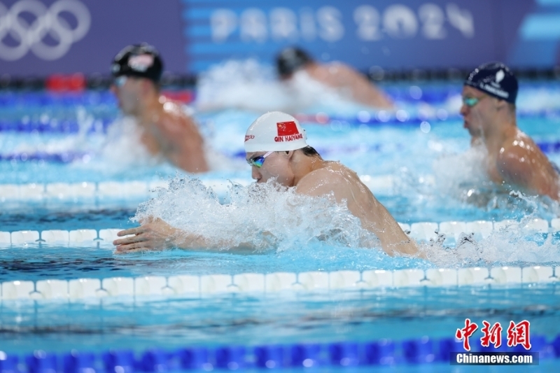 當?shù)貢r間8月4日，在巴黎奧運會游泳項目男子4x100米混合泳接力決賽中，由徐嘉余、覃海洋、孫佳俊、潘展樂組成的中國隊奪得金牌。圖為覃海洋在比賽中。