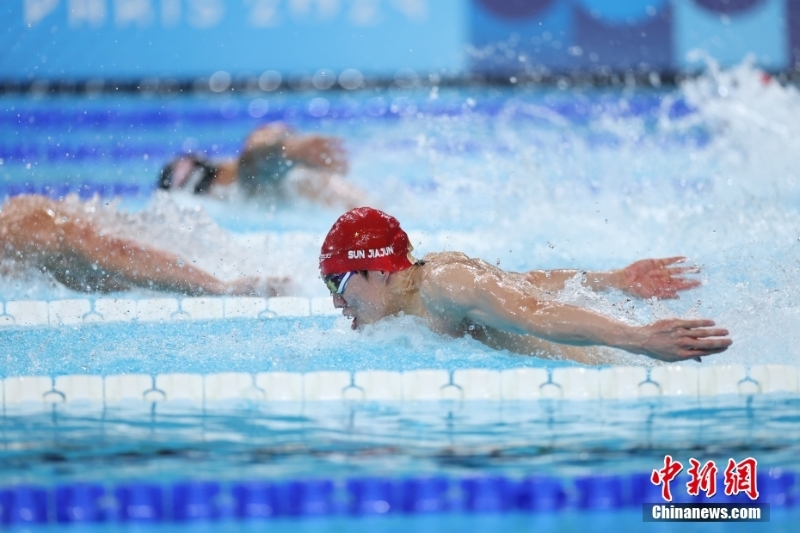 當?shù)貢r間8月4日，在巴黎奧運會游泳項目男子4x100米混合泳接力決賽中，由徐嘉余、覃海洋、孫佳俊、潘展樂組成的中國隊奪得金牌。圖為孫佳俊在比賽中。
