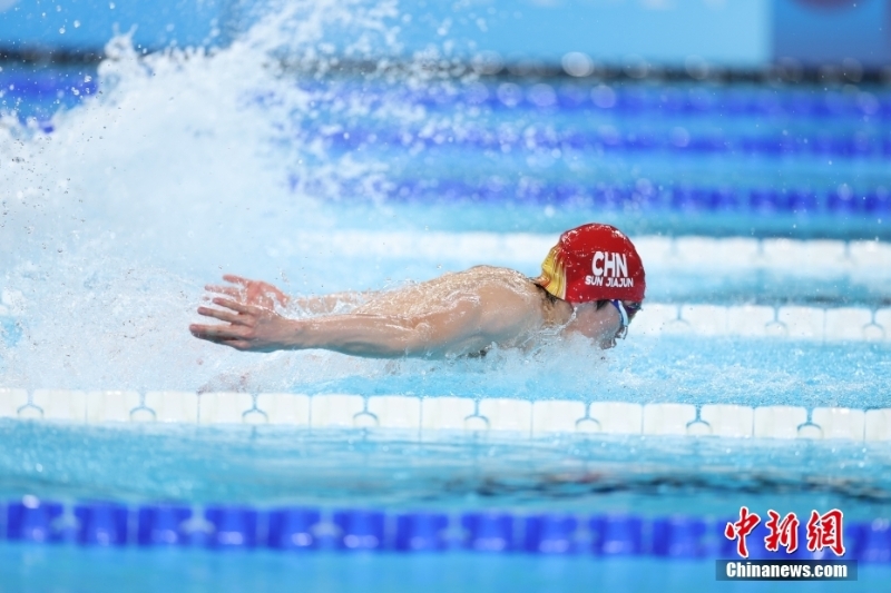 當?shù)貢r間8月4日，在巴黎奧運會游泳項目男子4x100米混合泳接力決賽中，由徐嘉余、覃海洋、孫佳俊、潘展樂組成的中國隊奪得金牌。圖為孫佳俊在比賽中。