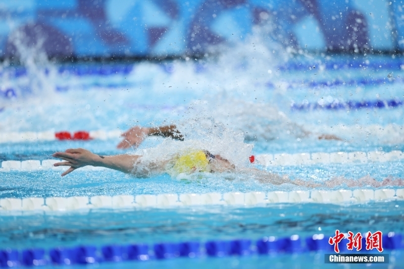當?shù)貢r間8月4日，在巴黎奧運會游泳項目男子4x100米混合泳接力決賽中，由徐嘉余、覃海洋、孫佳俊、潘展樂組成的中國隊奪得金牌。圖為徐嘉余在比賽中。