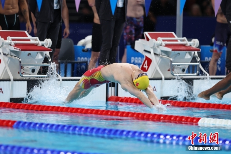 當?shù)貢r間8月4日，在巴黎奧運會游泳項目男子4x100米混合泳接力決賽中，由徐嘉余、覃海洋、孫佳俊、潘展樂組成的中國隊奪得金牌。圖為徐嘉余在比賽中。