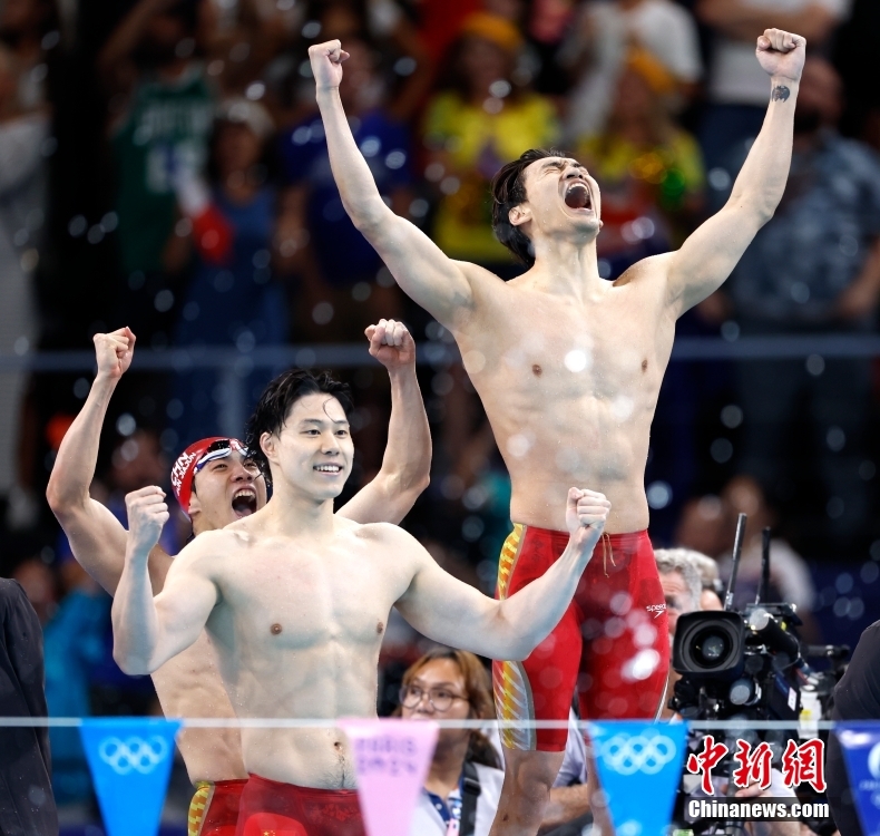 當?shù)貢r間8月4日，巴黎奧運會男子4×100米混合泳接力決賽中，由徐嘉余、覃海洋、孫佳俊、潘展樂組成的中國隊獲得金牌。這是中國游泳隊巴黎奧運會第2枚金牌。圖為中國隊慶祝勝利。