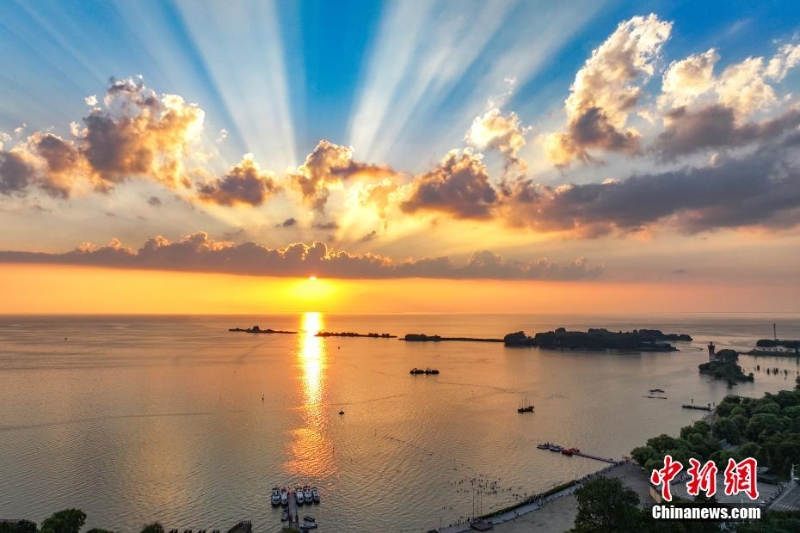 8月4日傍晚，江蘇淮安，航拍洪澤湖夕陽美。洪澤湖清淡平靜的湖水，“孕育”出了豐富的水產(chǎn)資源和富有特色的旅游資源。（無人機照片）