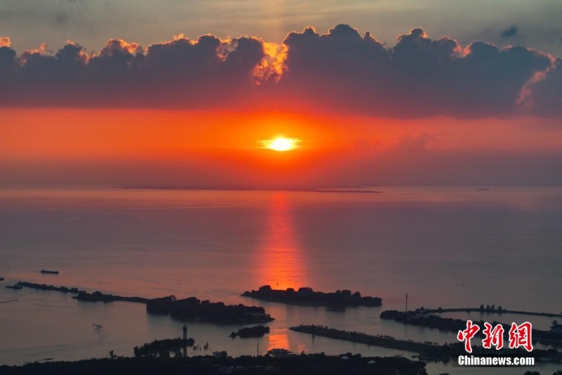 8月4日傍晚，江蘇淮安，航拍洪澤湖夕陽美。洪澤湖清淡平靜的湖水，“孕育”出了豐富的水產(chǎn)資源和富有特色的旅游資源。（無人機照片）