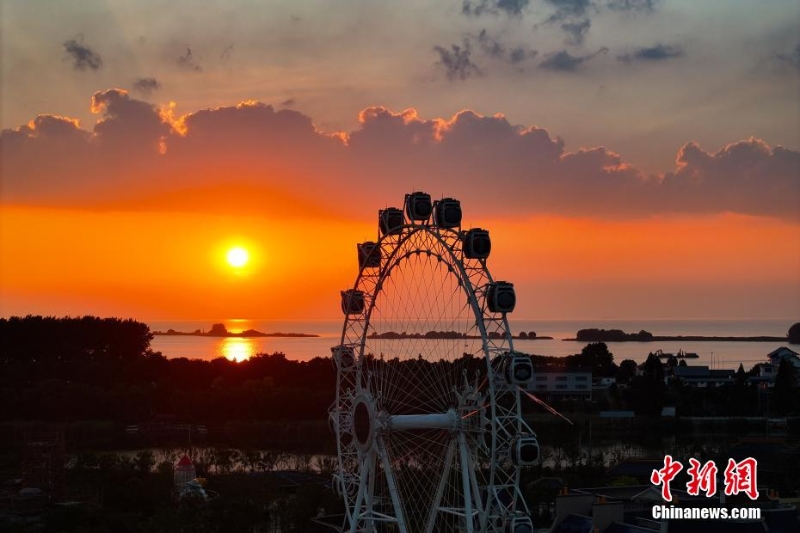 8月4日傍晚，江蘇淮安，航拍洪澤湖夕陽美。洪澤湖清淡平靜的湖水，“孕育”出了豐富的水產(chǎn)資源和富有特色的旅游資源。（無人機照片）