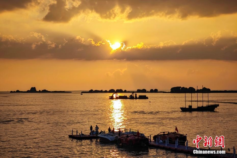 8月4日傍晚，江蘇淮安，洪澤湖夕陽美。洪澤湖清淡平靜的湖水，“孕育”出了豐富的水產(chǎn)資源和富有特色的旅游資源。