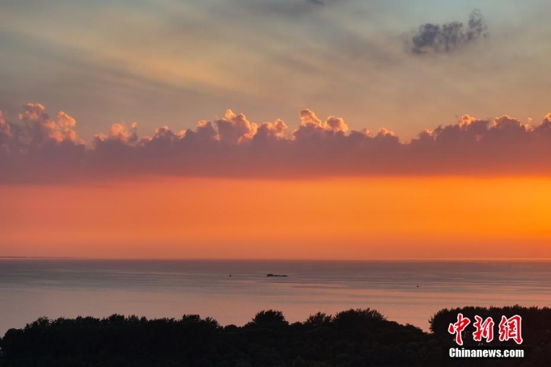 8月4日傍晚，江蘇淮安，航拍洪澤湖夕陽美。洪澤湖清淡平靜的湖水，“孕育”出了豐富的水產(chǎn)資源和富有特色的旅游資源。（無人機照片）