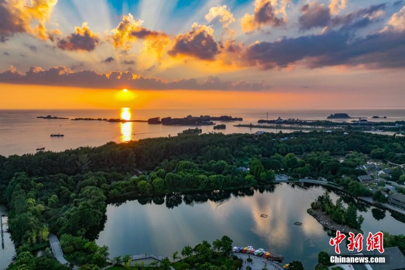 8月4日傍晚，江蘇淮安，航拍洪澤湖夕陽美。洪澤湖清淡平靜的湖水，“孕育”出了豐富的水產(chǎn)資源和富有特色的旅游資源。（無人機照片）