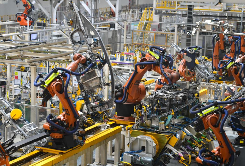 這是2023年7月3日拍攝的廣州廣汽埃安第一智造中心新能源汽車焊裝車間的機(jī)器人手臂。（圖源：新華社）