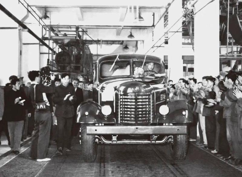 1956年7月13日，第一輛解放牌汽車駛下裝配線（資料照片）。（圖源：新華社）