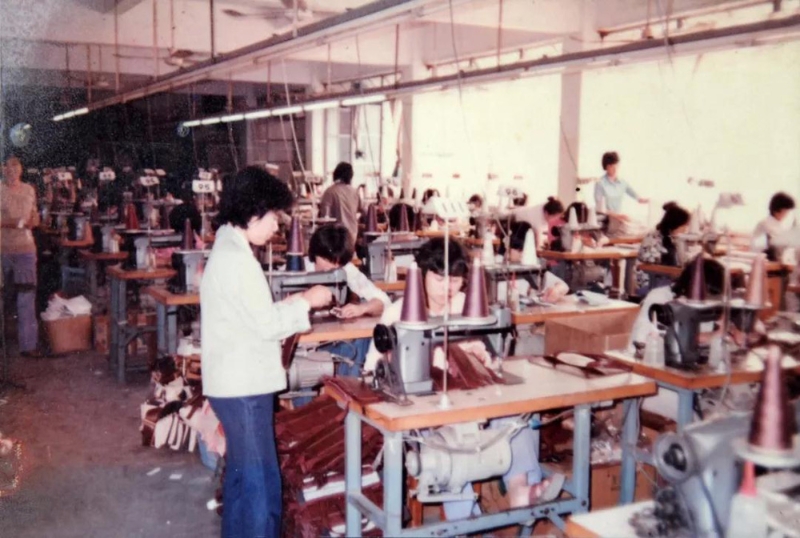 1978年，全國(guó)首家“三來(lái)一補(bǔ)”企業(yè)太平手袋廠落戶東莞。圖為位于虎門鎮(zhèn)的廠房生產(chǎn)車間。（圖源：香港文匯網(wǎng)）