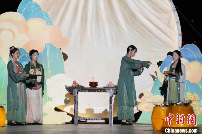 長沙基層勞動者吃合攏宴、觀祭月禮迎中秋節(jié)