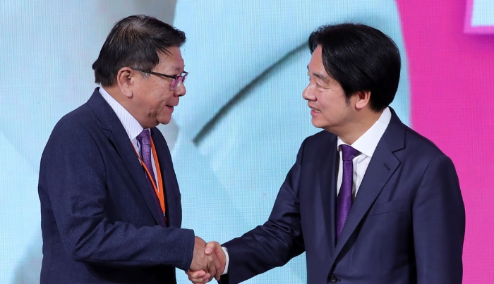 圖為身兼民進(jìn)黨主席的賴(lài)清德總統(tǒng)（右）與總統(tǒng)府秘書(shū)長(zhǎng)潘孟安（左）握手致意