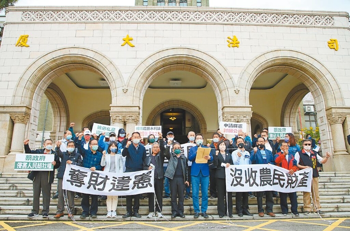 農(nóng)田水利會改制前，民進(jìn)黨無視地方反彈仍強(qiáng)行實(shí)行。圖為2021年國民黨黨團(tuán)在司法院前抗議