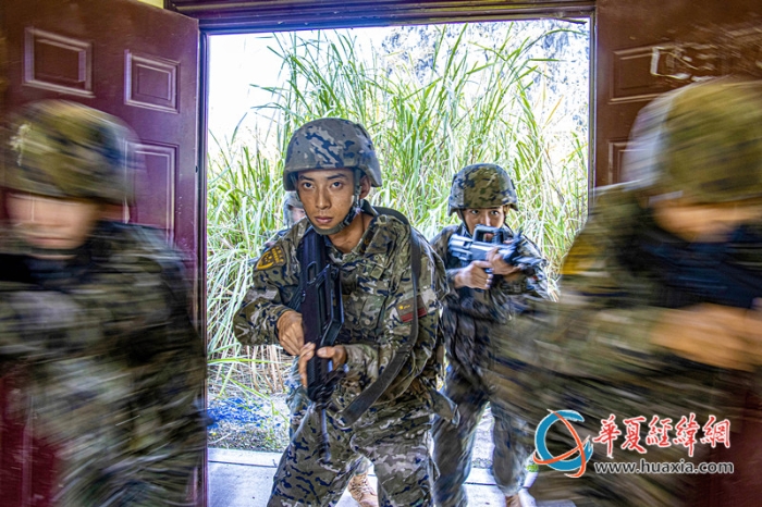 2、武警官兵在戰(zhàn)術(shù)訓(xùn)練突入房屋。劉晨 攝_副本