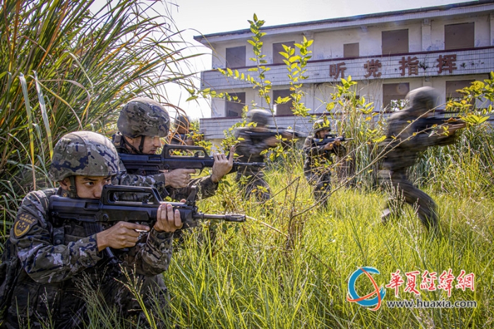 1、武警官兵在戰(zhàn)術(shù)訓(xùn)練中協(xié)同搜索前進(jìn)。劉晨 攝_副本