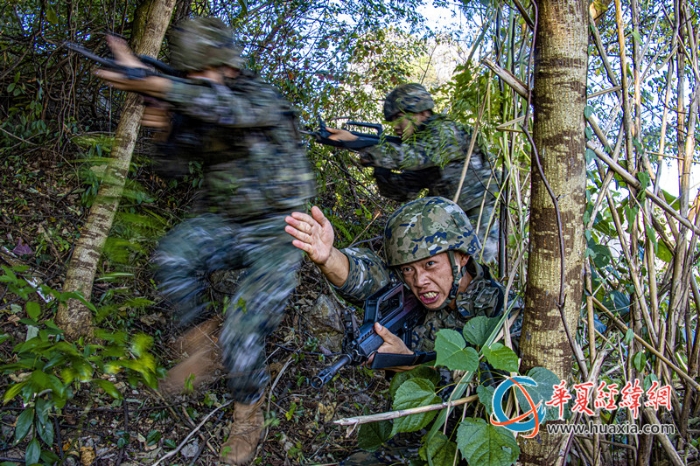 3、武警官兵在戰(zhàn)術(shù)訓(xùn)練發(fā)起進(jìn)攻。劉晨 攝_副本