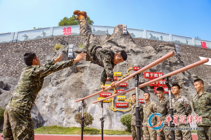 6、武警官兵在器械訓(xùn)練中身姿矯健。 黃卓森 攝_副本